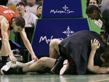 Calderón acude a ayudar a Garbajosa, tendido en el suelo tras torcerse el tobillo en el partido contra los Celtics de Boston.