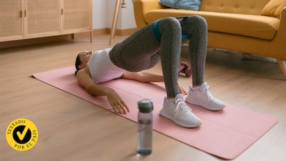 Una mujer haciendo ejercicios kegel.