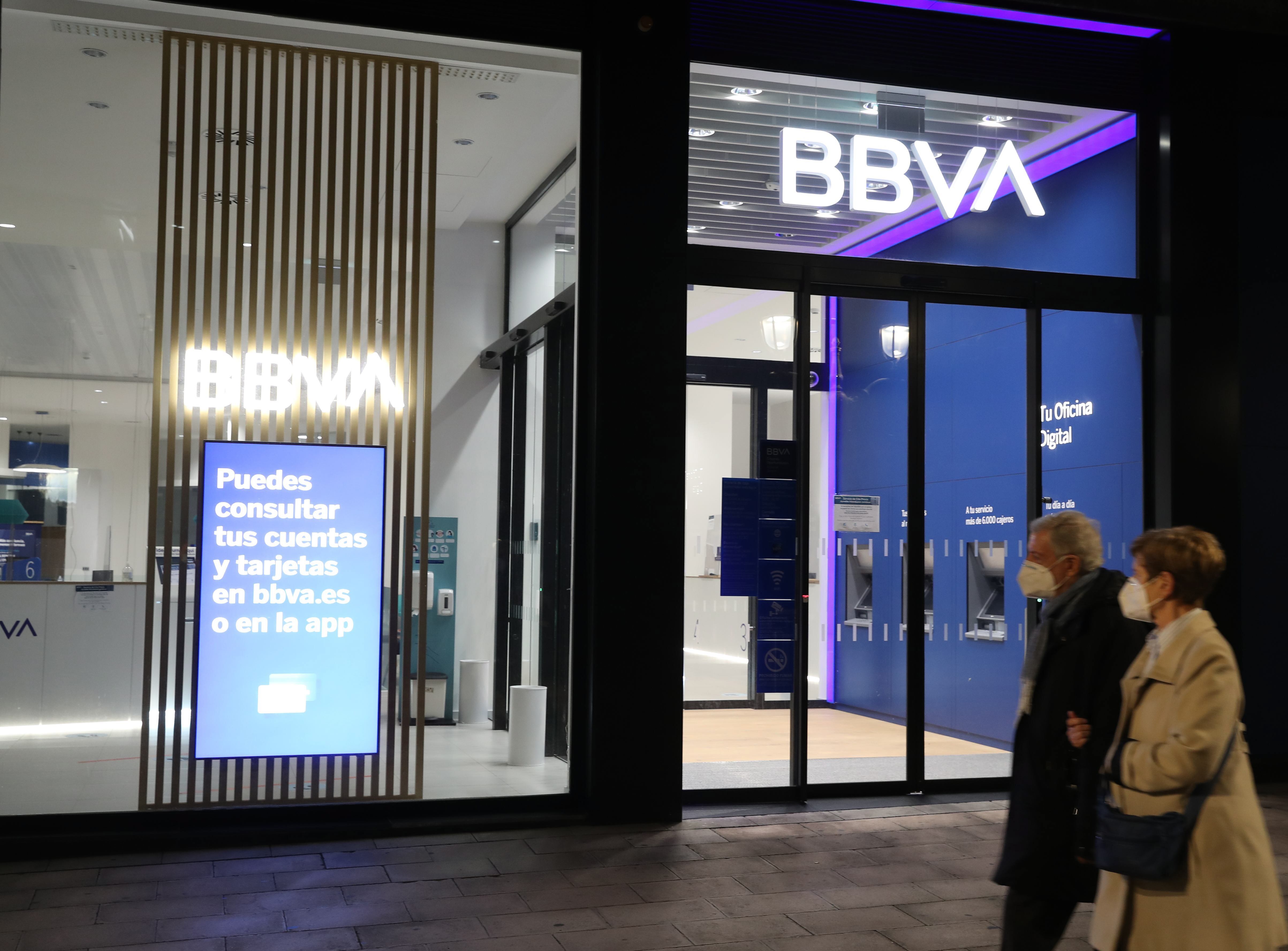 Directivos de BBVA, CaixaBank y Bankinter hacen negocio con el ‘rally’ de la banca en Bolsa 