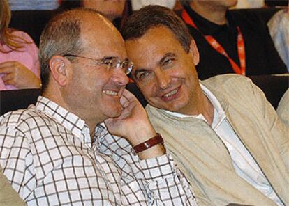 Manuel Chaves y José Luis Rodríguez Zapatero, en la segunda jornada del congreso.
