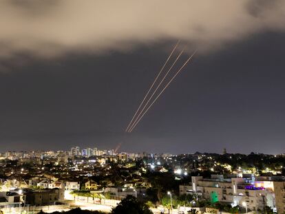 Israel responde con cohetes a un ataque iraní, visto desde la ciudad de Ashkelon.