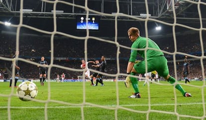 De Jong, en el remate de su gol ante el City.