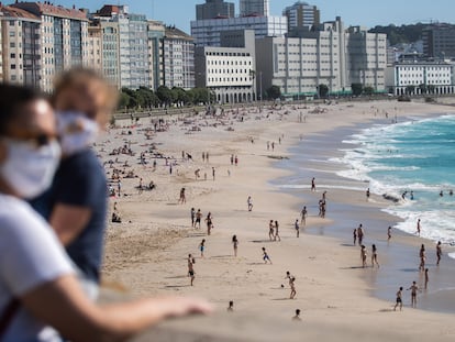 Decenas de personas, en la playa de Riazor, en A Coruña.