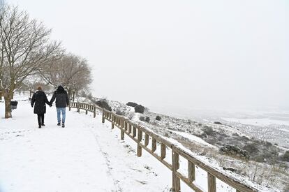 Una pareja pasea junto al mirador de la localidad madrileña de Los Santos de la Humosa.