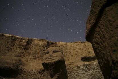 KARAHAN TEPE. El santuario megalítico descubierto en la colina de Gobekli a las afueras de la ciudad bíblica de Urfa (Turquía) está considerado, con sus 12.000 años de antigüedad, el más remoto en el tiempo de todo el planeta y también el enclave donde surgió el neolítico, donde se domesticó por primera vez el trigo salvaje. No hay miríadas de visitantes en Gobekli Tepe, pero muchos menos aún en el fascinante recinto de Karahan Tepe, casi contemporáneo, situado a 55 kilómetros y también en la región del Kurdistán turco.