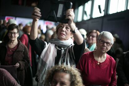 Mujeres de la tercera edad utilizan sus tablets o smartphone durante un acto de Vincles BCN. 