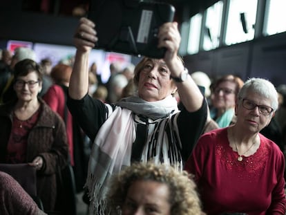 Mujeres de la tercera edad utilizan sus tablets o smartphone durante un acto de Vincles BCN. 