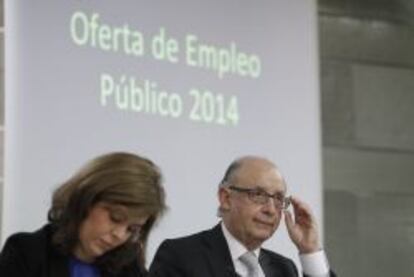 La vicepresidenta del Gobierno, Soraya S&aacute;enz de Santamar&iacute;a, y el ministro de Hacienda, Crist&oacute;bal Montoro.