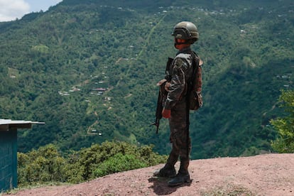 Un soldado del ejército de Guatemala vigila en la comunidad Ampliación Nueva Reforma.