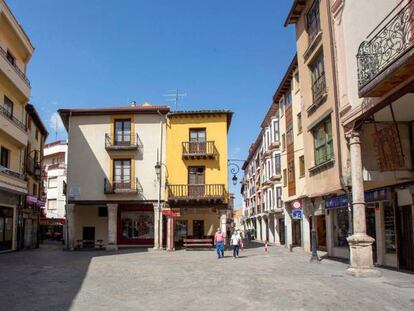 Calles del centro de Aranda del Duero prácticamente vacías, este viernes. 