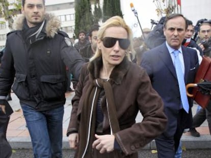 Marta Dom&iacute;nguez, tras declarar en la Operaci&oacute;n Galgo, en 2010. 