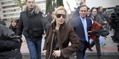 Marta Dom&iacute;nguez, tras declarar en la Operaci&oacute;n Galgo, en 2010. 