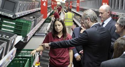 El presidente de la Generalitat, Alberto Fabra, en las nuevas instalaciones de Consum. 