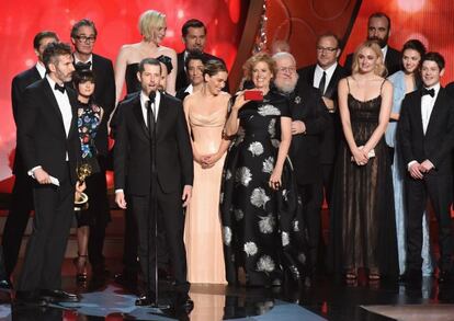 Los escritores y productores David Benioff y D.B. Weiss (en el centro) con el equipo de producción de Juego de Tronos en la 68 edición de la gala de los Emmy que se ha celebrado en el teatro Microsoft en Los Angeles, California.