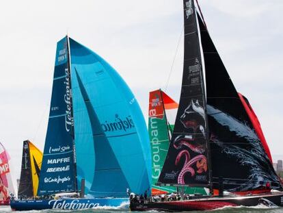 La flota de la Volvo, durante la regata costera en Lisboa