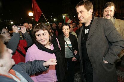 Arnaldo Otegi, líder de Batasuna, y la candidata de EHAK Maite Aranburu, tras conocerse los resultados electorales.