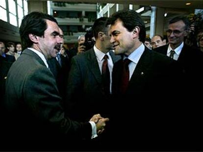 José María Aznar y Artur Mas se saludan en Sitges.