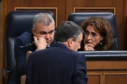 La vicepresidenta primera y ministra de Hacienda, Mara Jess Montero, y el secretario de Organizacin del PSOE, Santos Cerdn, con el portavoz del PNV, Aitor Esteban, en el Congreso de los Diputados.