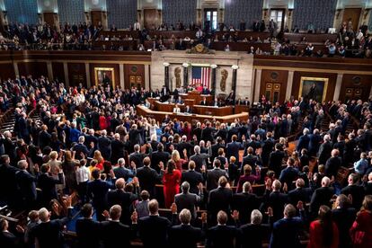 La líder demócrata Nancy Pelosi juramenta a representantes demócratas en el 116º Congreso estadounidense en el Capitolio, en Washington.