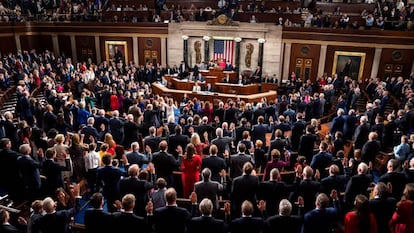 La líder demócrata Nancy Pelosi juramenta a representantes demócratas en el 116º Congreso estadounidense en el Capitolio, en Washington.