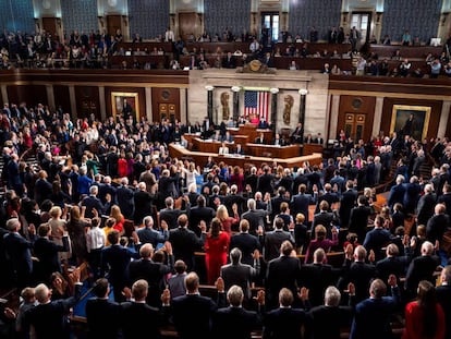 La líder demócrata Nancy Pelosi juramenta a representantes demócratas en el 116º Congreso estadounidense en el Capitolio, en Washington.