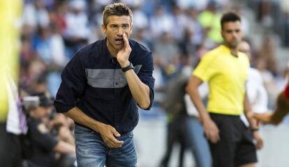 Martí da instrucciones en el partido de ida.