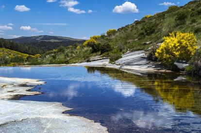 Lakes, gorges, ridges, granite needles and glacier deposits – these are just some of the natural formations to be found in Sierra de Gredos, whose highest peak, the Almanzor, rises 2,592 meters above sea level. Lying in the south of Ávila province, the park has been carved by glacial erosion and its highlights are the lake, Laguna Grande de Gredos, and the glacial cirque. It is hot on the south side, but there are wells and springs to keep you cool. On the north face, you will be glad for that blanket at night.