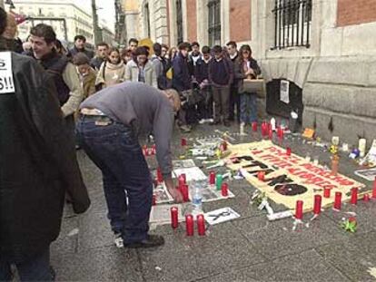 Numerosos ciudadanos se han concentrado en la Puerta del Sol para poner velas en memoria de las víctimas.