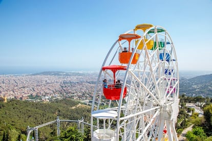 Las vistas panorámicas de Barcelona desde la noria del parque de atracciones Tibidabo.