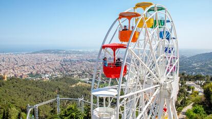 Las vistas panorámicas de Barcelona desde la noria del parque de atracciones Tibidabo.