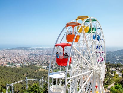 Las vistas panorámicas de Barcelona desde la noria del parque de atracciones Tibidabo.