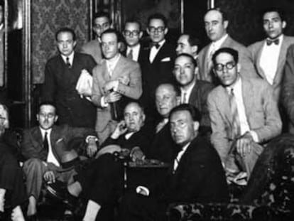 Reunión de en Ateneo, con Valle Inclán y Manuel Azaña entre ellos