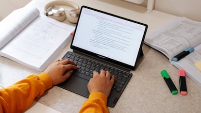 Artículo de EL PAÍS Escaparate que describe ofertas de portátiles y tabletas en Lenovo Days.
