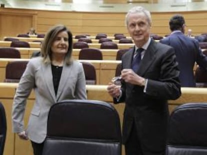 Los ministros de Empleo, Fátima Báñez, y Defensa, Pedro Morenés antes del inicio de la sesión de control al Gobierno que se celebra esta tarde en el pleno del Senado.