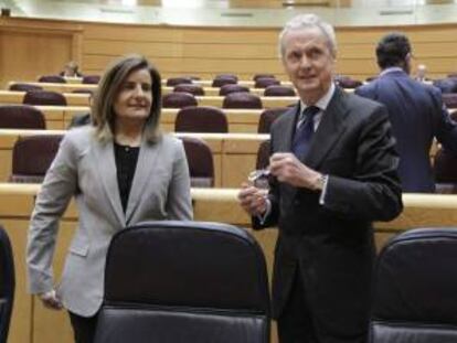 Los ministros de Empleo, Fátima Báñez, y Defensa, Pedro Morenés antes del inicio de la sesión de control al Gobierno que se celebra esta tarde en el pleno del Senado.