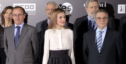 El ministro de Sanidad, Alfonso Alonso, la reina Letizia y el presidente de Telef&oacute;nica, C&eacute;sar Alierta.