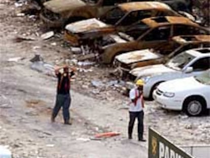 Trabajadores de las tareas de rescate y limpieza en un aparcamiento cerca del World Trade Center.