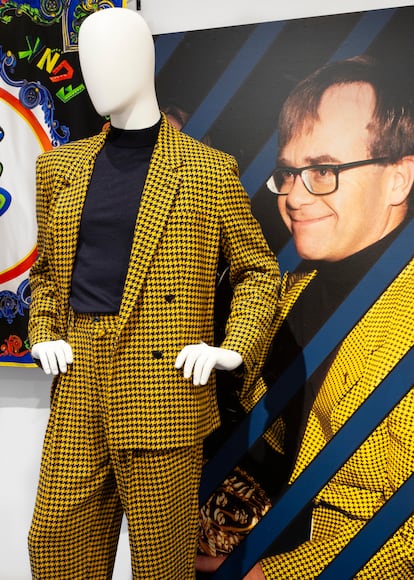 Uno de los trajes que Gianne Versace diseñó para el músico Elton John, expuesto en Málaga. 