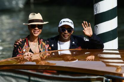 El director Spike Lee y su esposa, la productora Tonya Lewis Lee, llegan en barco al hotel Excelsior el 30 de agosto de 2018 durante el 75º Festival de Cine de Venecia.