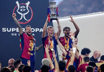 Soccer Football - Spanish Super Cup - Final - FC Barcelona v Real Madrid - King Abdullah Sports City, Jeddah, Saudi Arabia - January 12, 2025
FC Barcelona's Dani Olmo celebrate with the trophy after winning the Spanish Super Cup REUTERS/Pedro Nunes