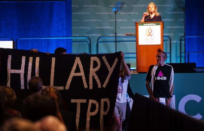 La presentación de la secretaria de Estado de Estados Unidos Hillary Clinton estuvo acompañada por algunas protestas. Los manifestantes cuestionan el real compromiso del gobierno con el VIH. Clinton respondió las críticas y comprometió 150 millones de dólares para alcanzar una sociedad libre de VIH.