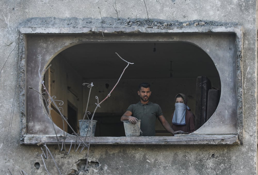 Palestinians inspect the damage at the site of an Israeli strike on a house, in Jabalia, northern Gaza Strip, May 30, 2025. REUTERS/Mahmoud Issa