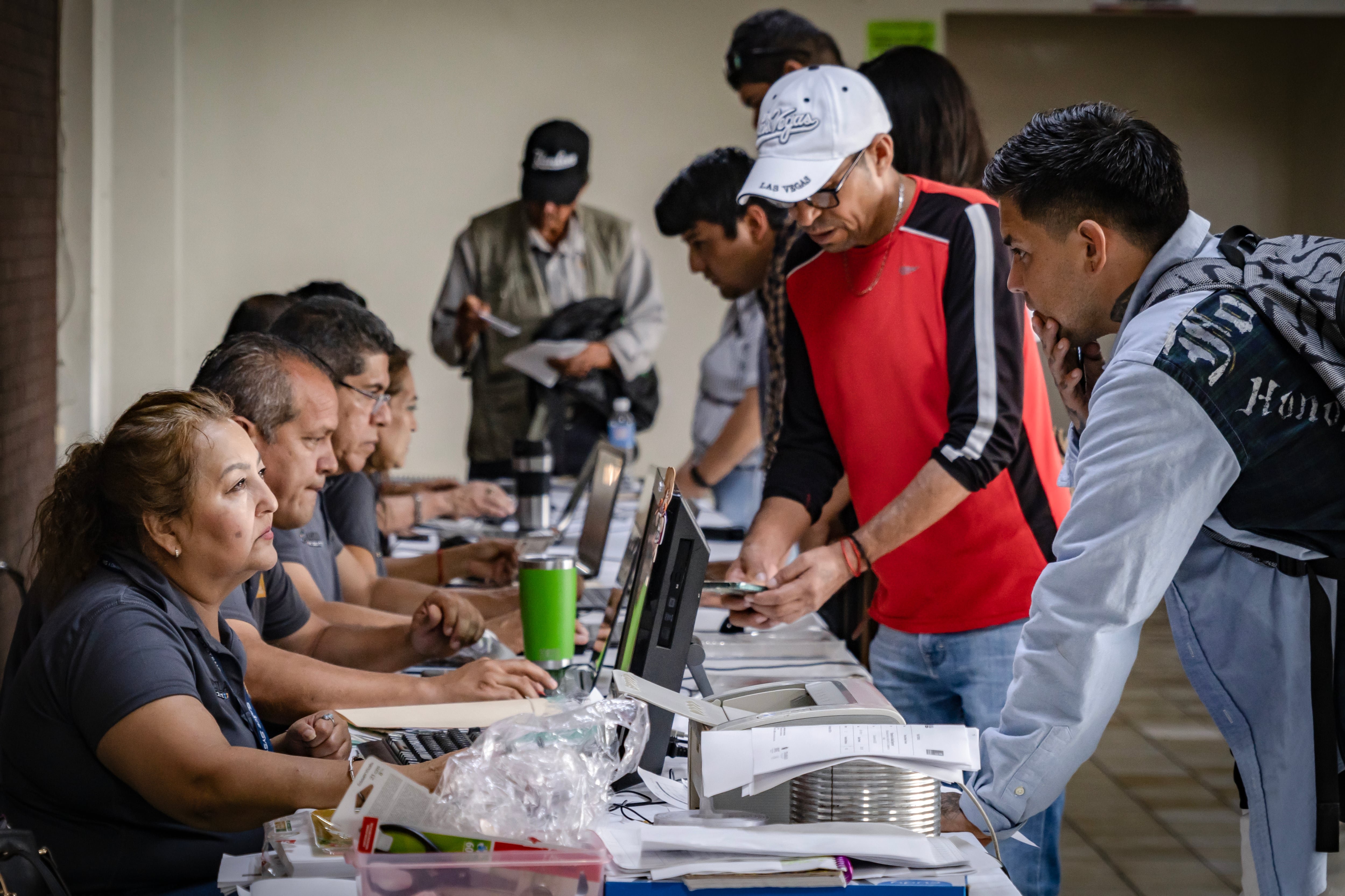 Feria del empleo en el gimnasio de la Unidad Deportiva de Torreón.
