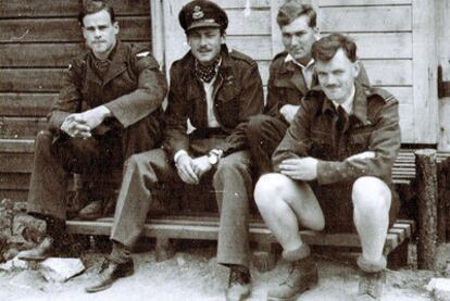 Jack Harrison, a la derecha, con algunos compañeros de evasión.
