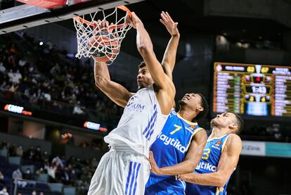 Tavares machaca el aro del Maccabi con dos defensores pegados a su espalda. EFE