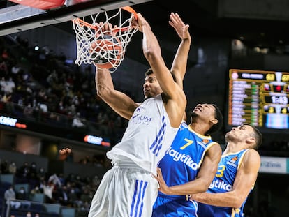 Tavares machaca el aro del Maccabi con dos defensores pegados a su espalda. EFE