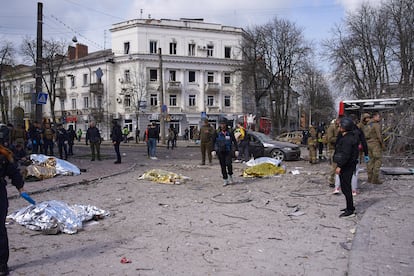 Cuerpos de civiles muertos por el ataque ruso en la ciudad de Sumi (Ucrania), este domingo.