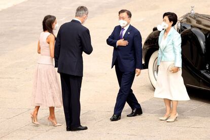 Los reyes Felipe y Letizia saludan al presidente de Corea del Sur, Moon Jae-In, y su esposa Kim Jung-Sook, a su llegada a la recepción oficial previa a la cena de Estado celebrada en el Palacio Real. La reina Letizia llevó un vestido con cuerpo sin mangas y falda de tul de Felipe Varela que ya había usado en el desfile del 12 de octubre de 2018.