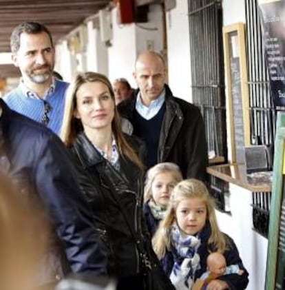 Los príncipes de Asturias junto a sus hijas, las infantas Leonor y Sofía durante la visita privada que han realizado hoy a Almagro (Ciudad Real).
