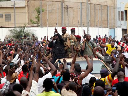 Decenas de personas celebran el golpe de Estado de Malí al paso de un vehículo militar, este martes en Bamako.